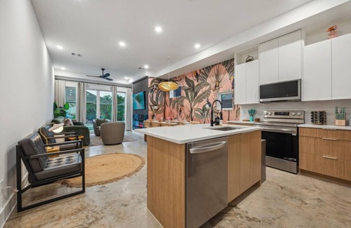 Southeast Houston Apartment | `Bali in Houston`/8BR/8Bath/Heated Pool/Sleeps 23