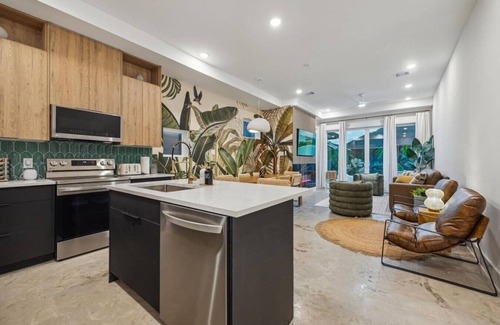 Southeast Houston Apartment | `Bali in Houston`/8BR/8Bath/Heated Pool/Sleeps 23