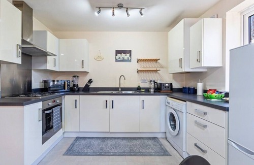 Smethwick Apartment | Balmoral Court -Sleeps 6 -Free Parking with Workspace & High-Speed WiFi