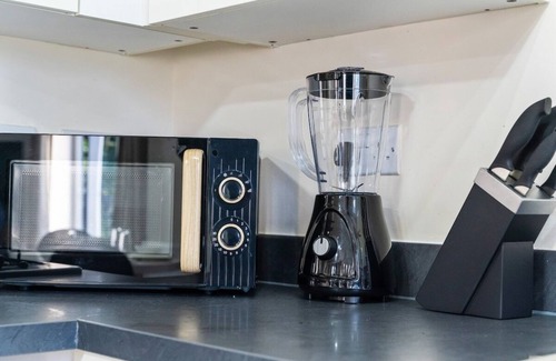 Smethwick Apartment | Balmoral Court -Sleeps 6 -Free Parking with Workspace & High-Speed WiFi