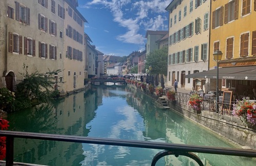 Annecy Old Town Apartment | Balnéo village rue sainte claire