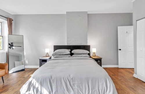 Downtown Baltimore Apartment | Baltimore Hopkins Medical Apt. 4- walking distance to Fells Point & Inner Harbor