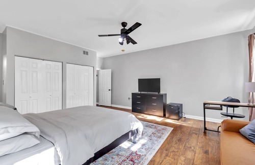 Downtown Baltimore Apartment | Baltimore Hopkins Medical Apt. 4- walking distance to Fells Point & Inner Harbor