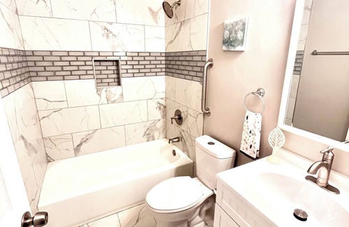 Downtown Baltimore House | Baltimore townhome mins from Raven-Orioles-Harbor Attractions! Pet-friendly!