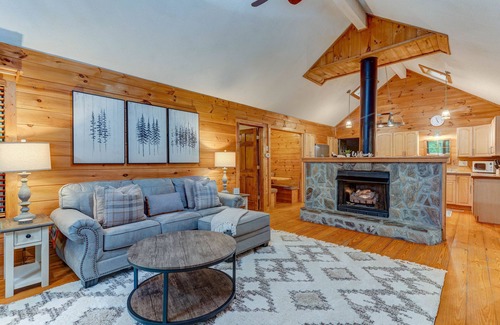 Ellijay Cabin | Bamby Bungalow. Family and Pet Getaway. Fenced in yard and minimal stairs