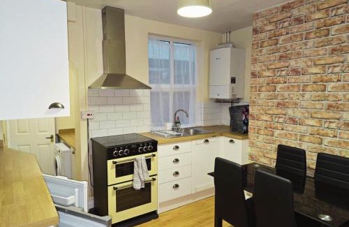 Banbury Apartment | Banbury House Sleeps 5 Walking Distance To The Station