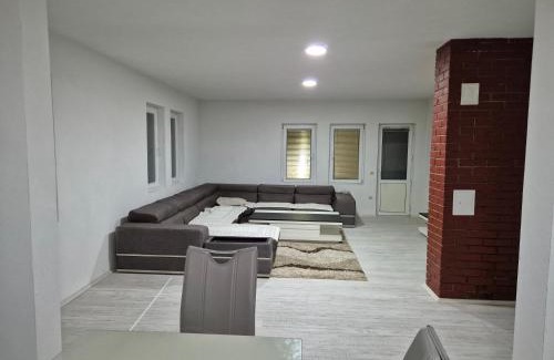 Gllamnik House | Banes