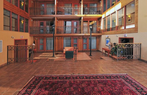 Banff Hotel | Banff Ptarmigan Inn