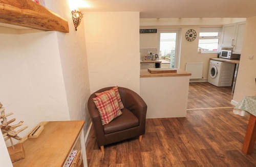 Newcastle Emlyn Cottage | BANK HOUSE, pet friendly, with open fire in Newcastle Emlyn