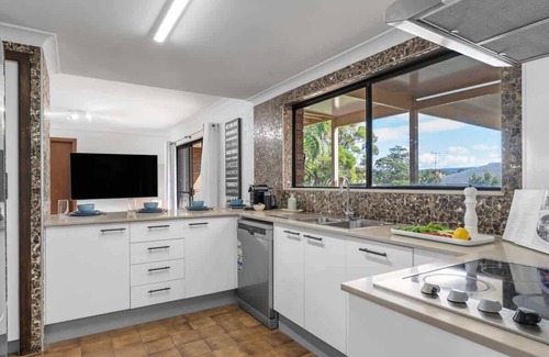 Mollymook House | Baramook Summary: Fam