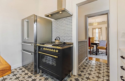Ashland House | Barclay Klum House by WanderLodges | Soaking Tub | Gourmet Kitchen