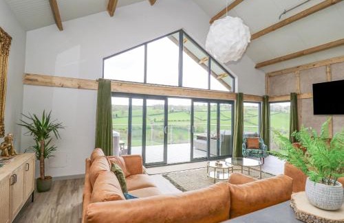Kingswood House | Barcud Coch - Red Kite
