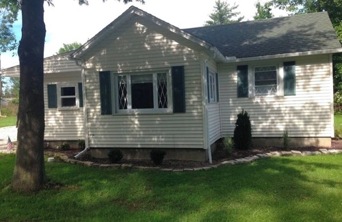 Geneva-on-the-Lake Cottage | Barefoot Bungalow: private 3 bdm cottage with patio