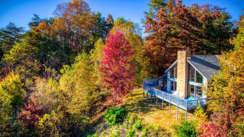 Gatlinburg - Pigeon Forge House | Barenberg Cabin - Secluded Unobstructed Panoramic Smoky Mountains View with Two Master Suites, Loft Game Room, and Hot Tub