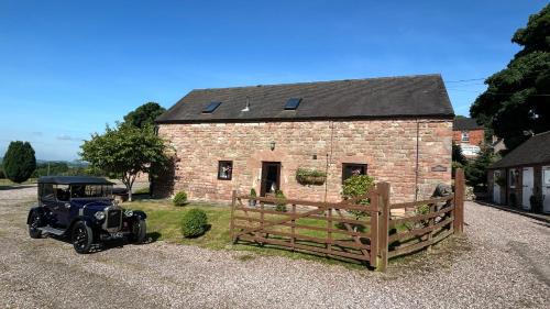 Cauldon Low House | Barn Conversion - Sleeps 4 - Pet friendly - Garden