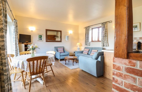 Little Glemham Cottage | BARN OWL COTTAGE, pet friendly, with a garden in Little Glemham