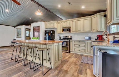 Murfreesboro House | Barndominium Retreat 10 mins to DT Murfreesboro!