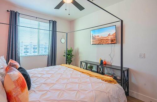 Desert View Village Apartment | Barrett Jackson-Dine-Golf-Swim-King Bed-WFH-Parking - S439