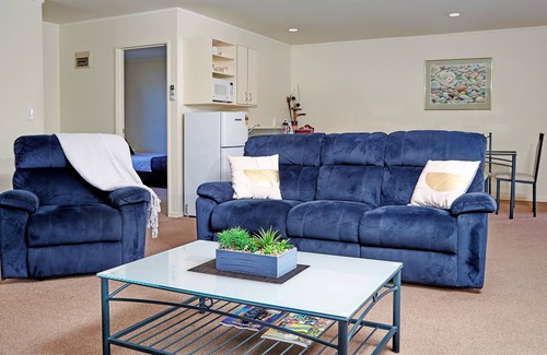 Whakatane Hotel | Barringtons Motor Lodge