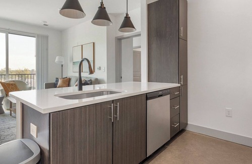 Richmond Apartment | Barsala l Modern 2BD overlooking a sparkling pool, fast Wi-Fi