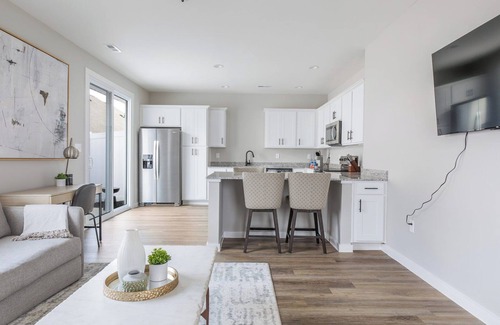 Madison Apartment | Barsala l Serene 1BD Sanctuary: Comfort Near Cummings Park