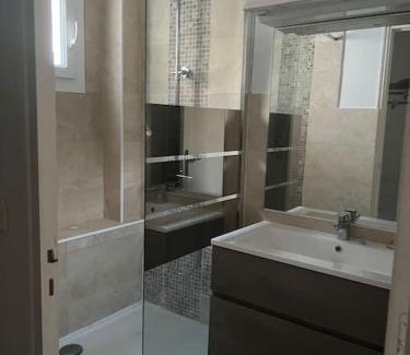 Saint-Jerome Apartment | Bas de villa avec grande piscine