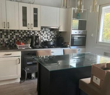 Saint-Jerome Apartment | Bas de villa avec grande piscine