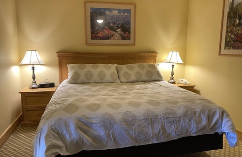Crested Butte Hotel | Base Village - Grand Lodge King Bedroom Suite
