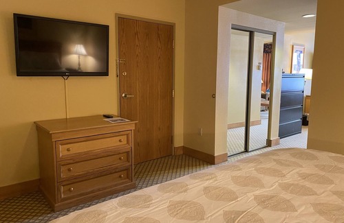 Crested Butte Hotel | Base Village - Grand Lodge King Bedroom Suite