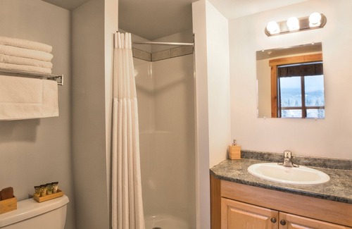 Golden Cabin | Basecamp Lodge Golden | Family Room