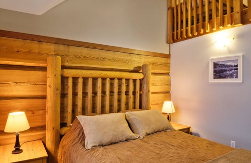Golden Cabin | Basecamp Lodge Golden | Family Room