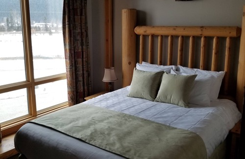 Golden Cabin | Basecamp Lodge Golden | Queen Room