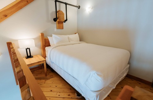 Golden Cabin | Basecamp Lodge Golden | Queen Suite Room