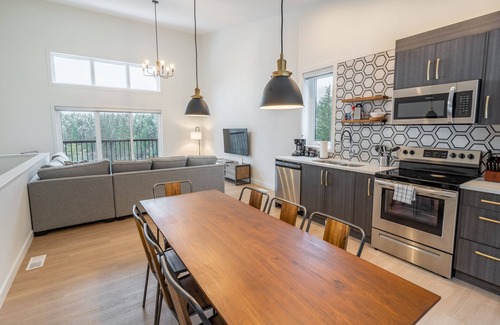 Revelstoke Hotel | Basecamp Resorts Revelstoke I Five Bedroom Suite