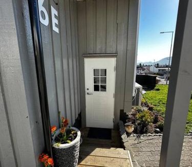 Alesund Apartment | Basement apartment with parking