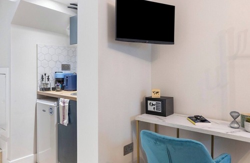 Hackney Central Bed & Breakfast | Basement Studios - Clean and Friendly - Near Hackney Central Station