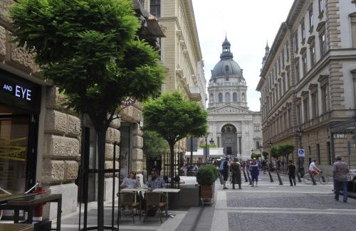 Belvaros - Lipotvaros Apartment | Basilica Grand Luxury in The Historic Center