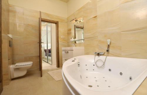 Belvaros - Lipotvaros Apartment | Basilica Grand Luxury in The Historic Center
