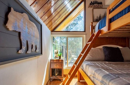Oakhurst Ski Chalet | Bass Lake Chalet by Mono Rock w/Hot Tub/Fire pit