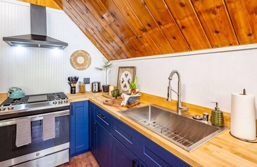 Oakhurst Ski Chalet | Bass Lake Chalet by Mono Rock w/Hot Tub/Fire pit