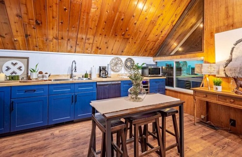 Oakhurst Ski Chalet | Bass Lake Chalet by Mono Rock w/Hot Tub/Fire pit