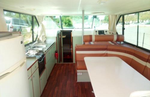 Beziers Boat Rental | Bateau 6 personnes sans permis terrasse à quai