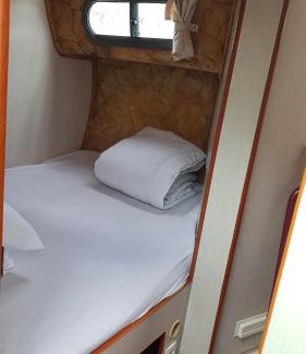 Beziers Boat Rental | Bateau 6 personnes sans permis terrasse à quai