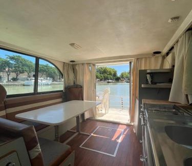 Beziers Boat Rental | Bateau 6 personnes sans permis terrasse à quai