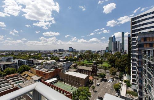 Melbourne Central Business District Apartment | Batman Hideout - Modern Parkside Escape with Gym