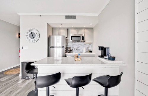 Wilmington Historic District Condo | Battleship Sunset on Water Street! River View! Free parking!