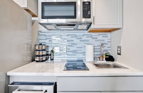 Wilmington Historic District Condo | Battleship Sunset on Water Street! River View! Free parking!