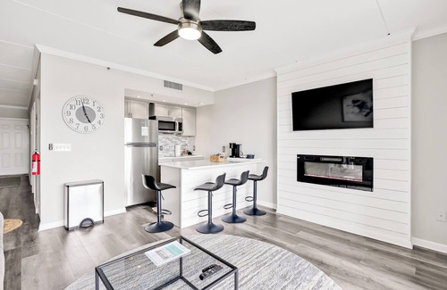 Wilmington Historic District Condo | Battleship Sunset on Water Street! River View! Free parking!