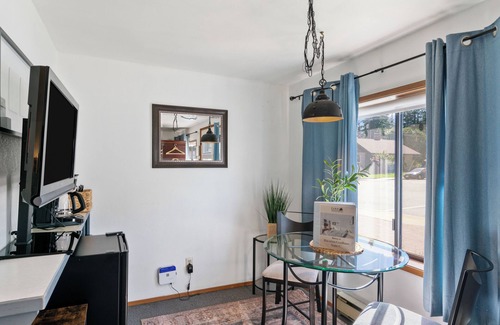 Leavenworth Apartment | Bavarian Gasthaus, Suite C - Downtown Basecamp!