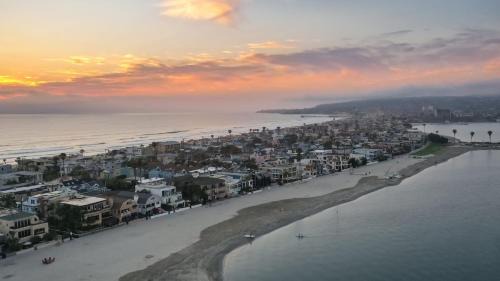 Central Mission Beach Apartment | Bay View II by AvantStay Ocean View Mission Beach Home on the Sand